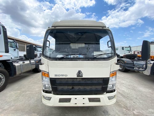 SINOTRUK HOWO 4X2 LIGHT VAN TRUCK-1