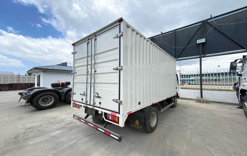 SINOTRUK HOWO 4X2 LIGHT VAN TRUCK-3