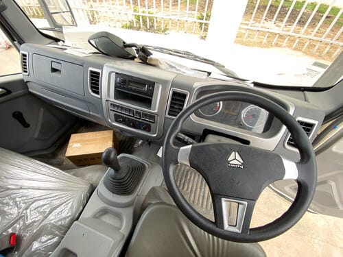 SINOTRUK HOWO 4X2 LIGHT VAN TRUCK-5