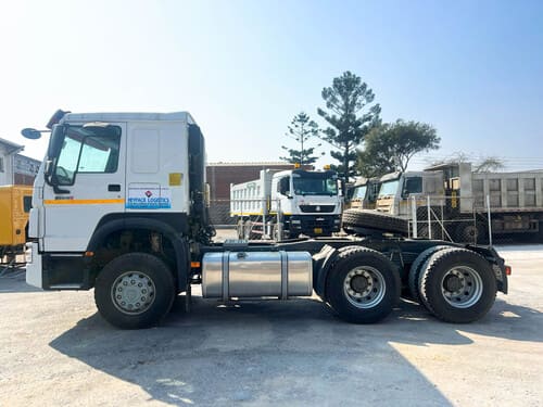 Sinotruk-HOWO-6x4-tractor