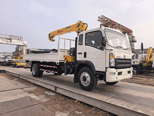 SINOTRUK HOWO 4x2 Crane Truck (RHD)-11