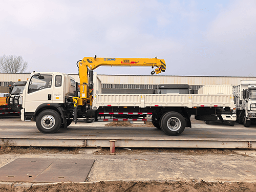 SINOTRUK HOWO 4x2 Crane Truck (RHD)-7