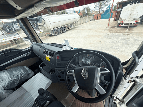 SINOTRUK HOWO TX 6x4 TRACTOR TRUCK With High Roof-8