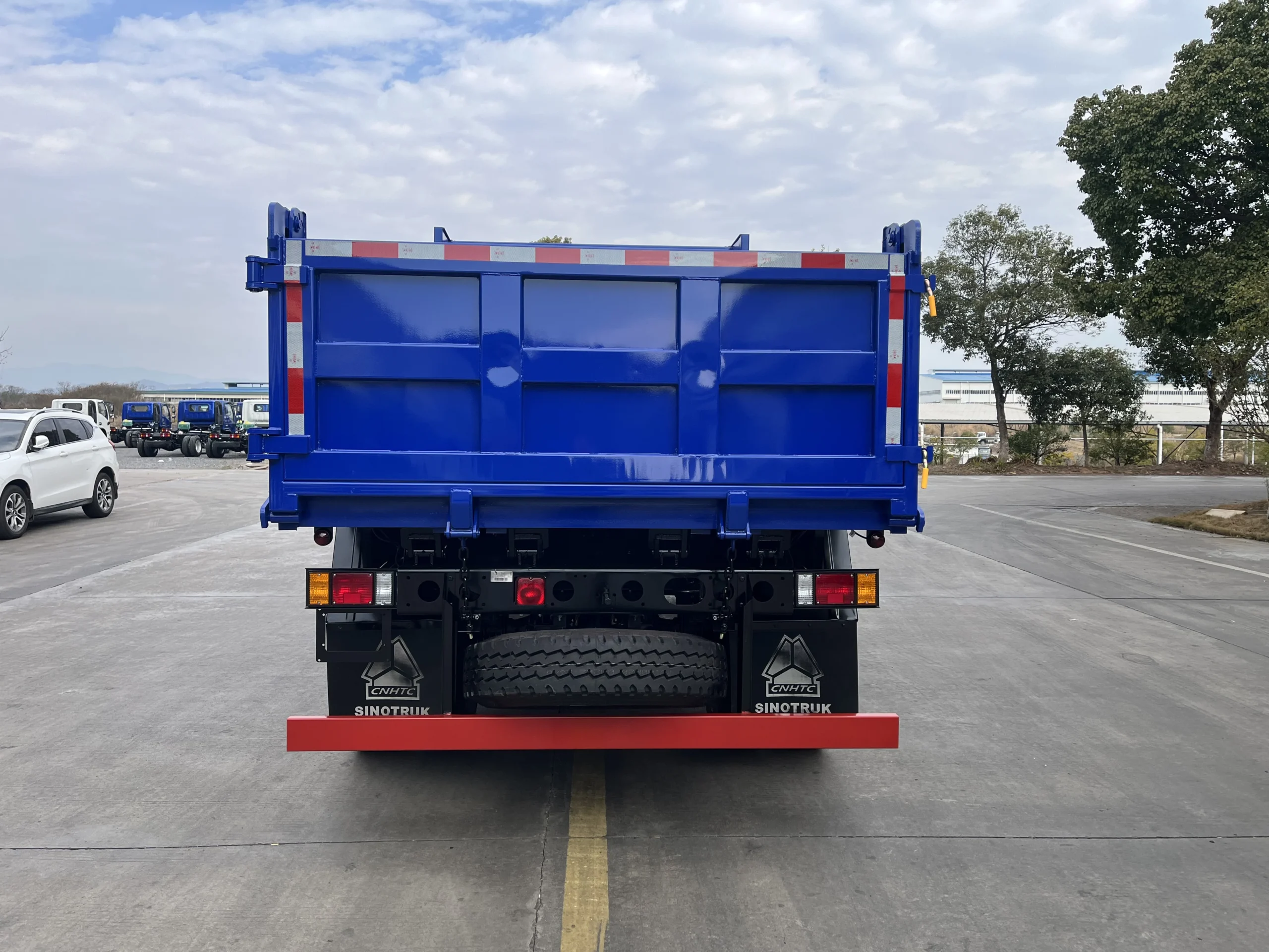 SINOTRUK 4X2 DUMP TRUCK-4