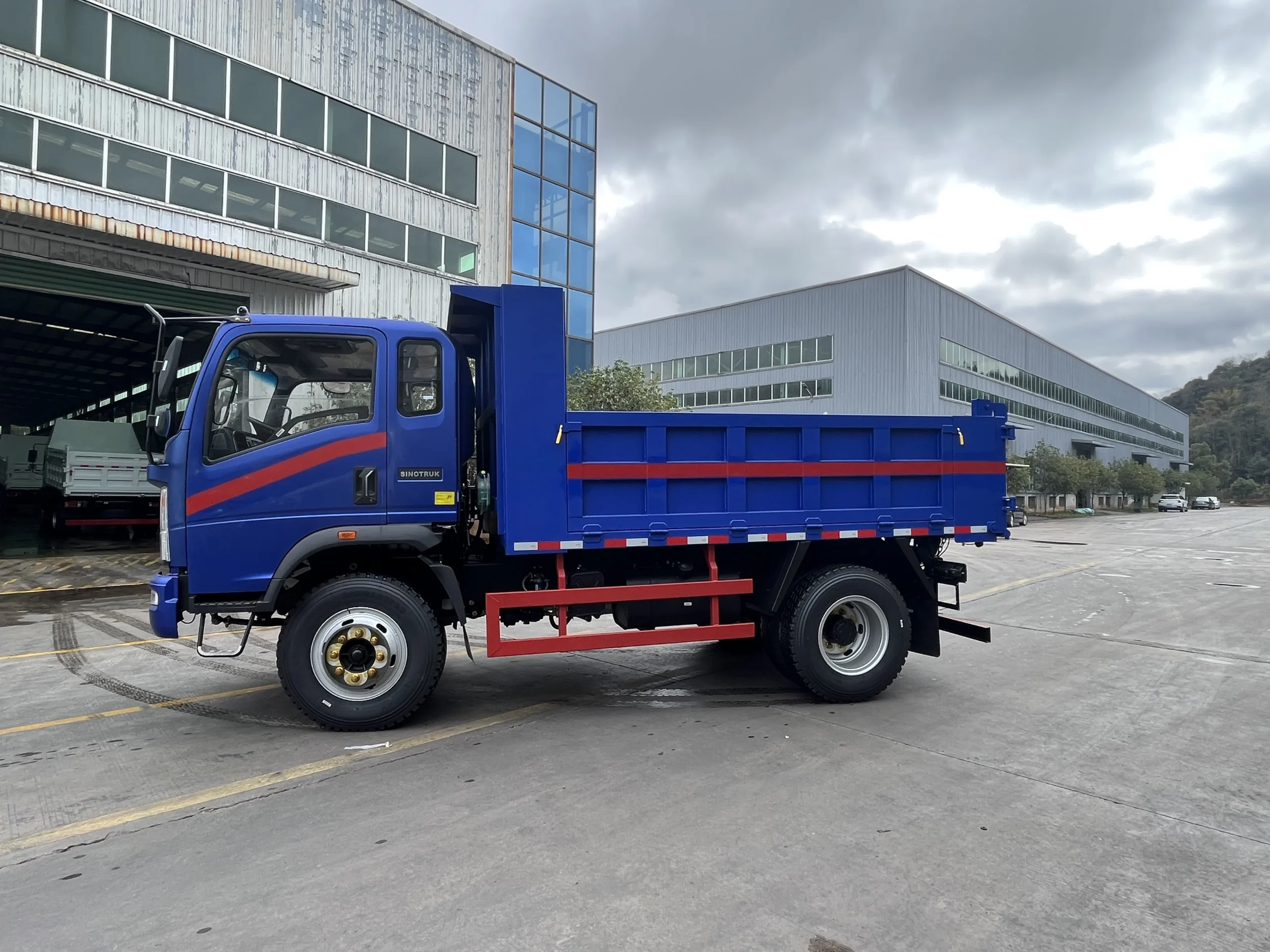 SINOTRUK 4X2 DUMP TRUCK-6